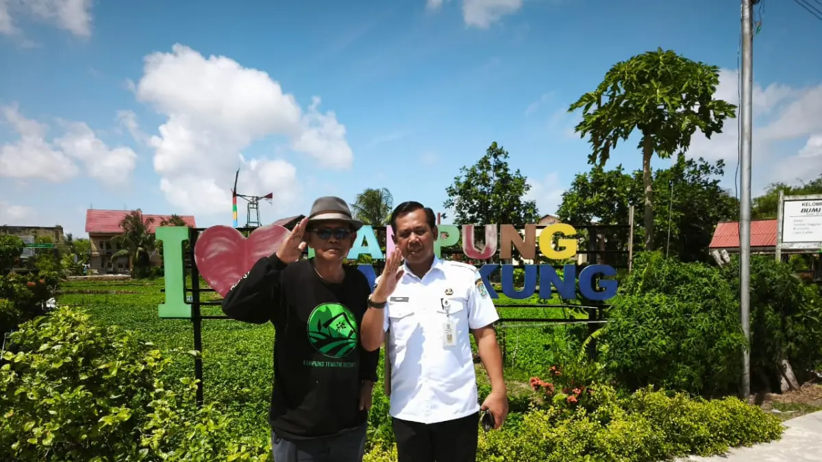 Plt Lurah Sumber Rejo Budi bersama Bambang Irianto sebagai Pembina Lingkungan Tingkat Nasional. (IST)

&nbsp;

&nbsp;