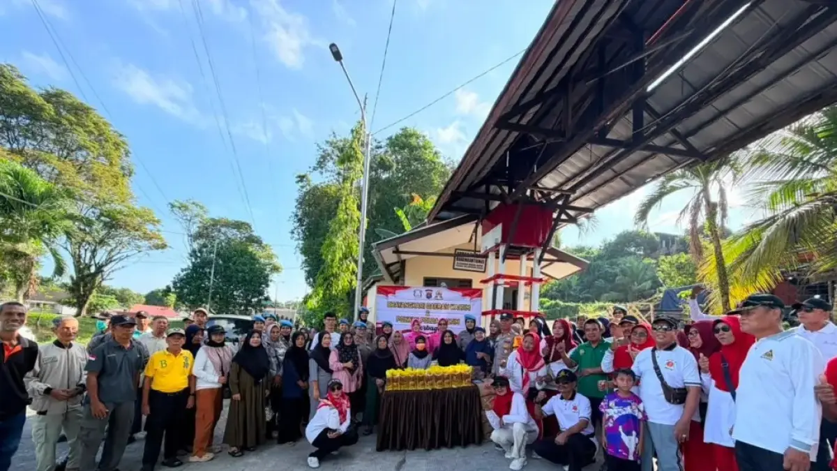 POLWAN BERBAGI. Aksi sosial dilakukan Polwan Polda Kaltim, salurkan beras ke warga kawasan Sepinggan Raya, Balikpapan Selatan.
