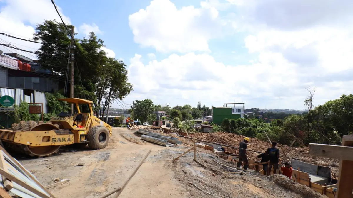 PROGRES JALAN SYARIFUDDIN YOES: Aktivitas pekerja dan alat berat saat melakukan penanganan proyek jalan longsor di Jalan Syarifuddin Yoes, Balikpapan, Rabu (8/7/2026). (ANGGI PRADITHA/KP)