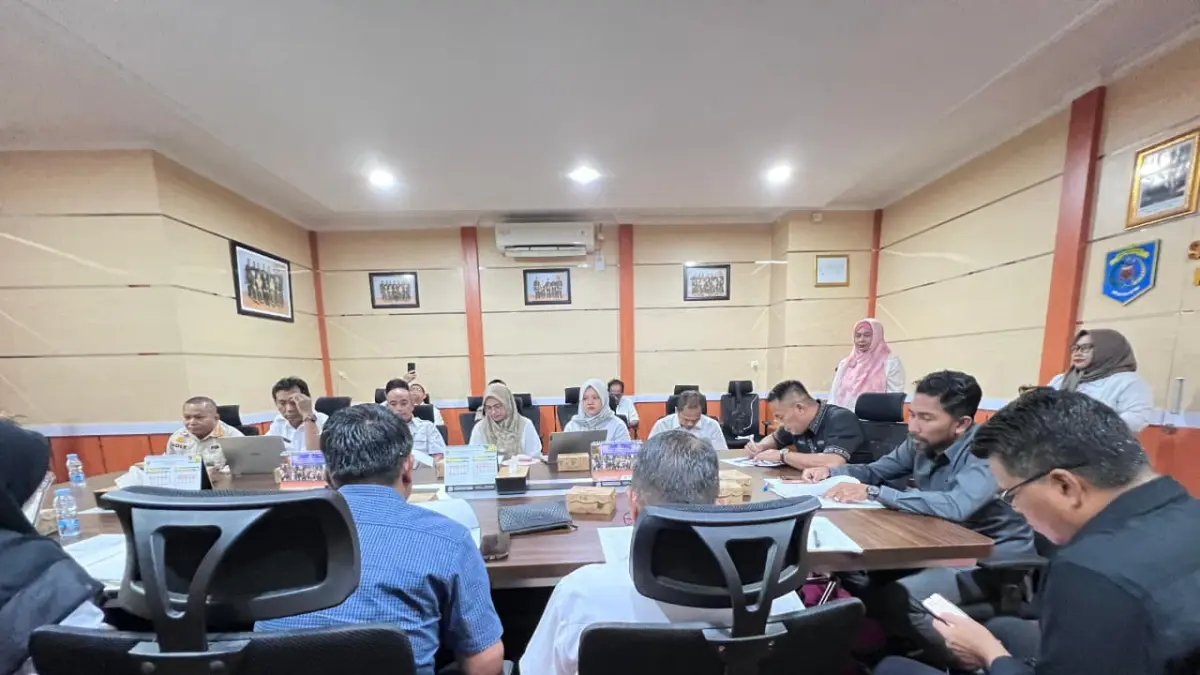 Rapat kerja Pansus II DPRD Paser saat membahas draf penataan ruang hiburan malam bersama jajaran dinas teknis di Tanah Grogot.