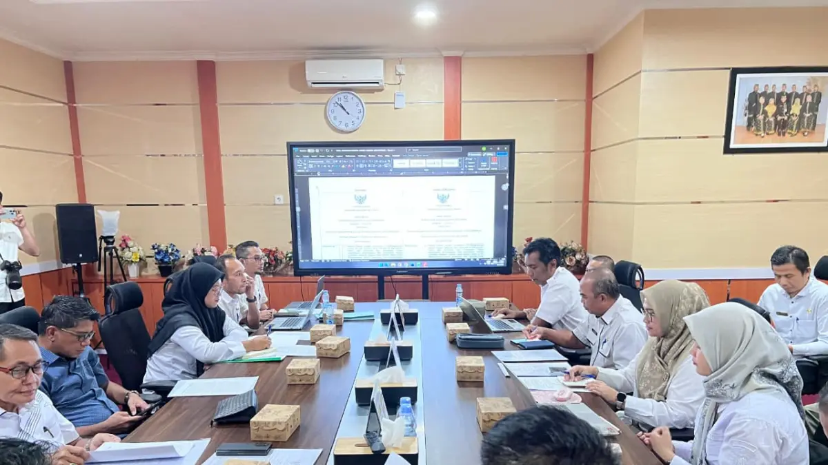 Rapat pembahasan dua Raperda di DPRD Paser yang mengundang sejumlah OPD terkait, Rabu (8/7/2026).&nbsp; (NAJIB/KP)
