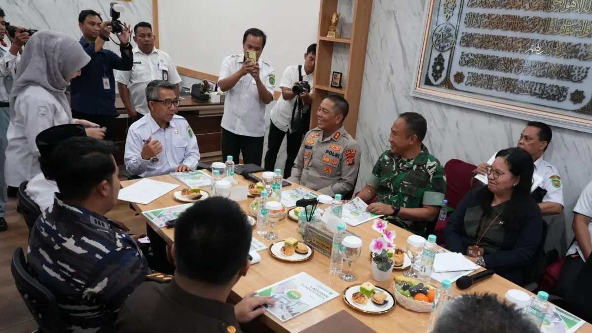 SERIUS: Unsur Forkopimda Kutai Timur mengikuti rapat koordinasi di Mapolres Kutim, Rabu (8/7). Pertemuan tersebut membahas kesiapsiagaan daerah menghadapi potensi dampak El Nino. (Jufriadi/KP)