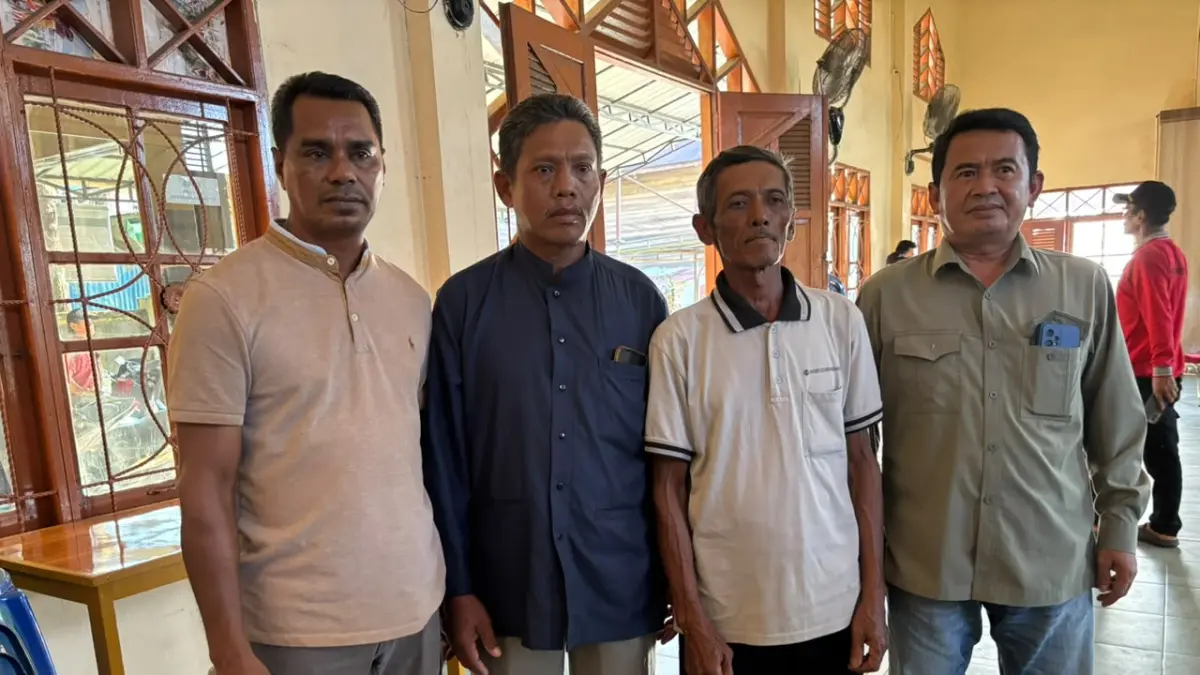 Slamet (kedua dari kanan) dan Saswoko (Kedua dari kiri) dilaporkan pihak Otorita IKN karena dituduh melakukan perambahan hutan.
