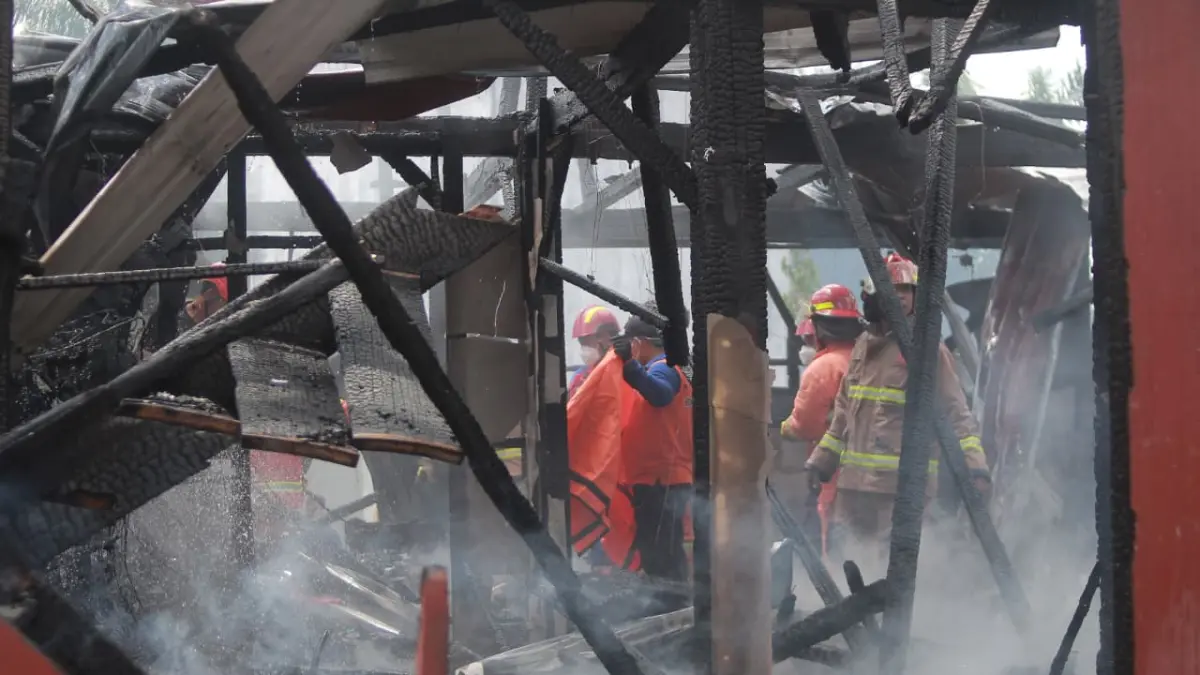 LULUH LANTAK: Kondisi puing bangunan rumah panggung kayu berukuran 6x8 meter di RT 06 Kelurahan Sungai Parit, Penajam, PPU yang rata dengan tanah pasca-kebakaran hebat. Musibah tragis pada Kamis siang ini merenggut nyawa dua anak kecil serta mengakibatkan seorang ibu menderita luka bakar. (Foto: Ahmad Maki/Kaltim Post)