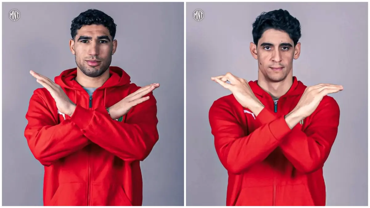 Achraf Hakimi dan Yassine Bounou dalam sesi pemotretan resmi timnas Maroko. Foto tersebut viral di media sosial dan dikaitkan dengan dukungan terhadap Mesir, meski disebut merupakan dokumentasi lama sebelum Piala Dunia 2026. (X)