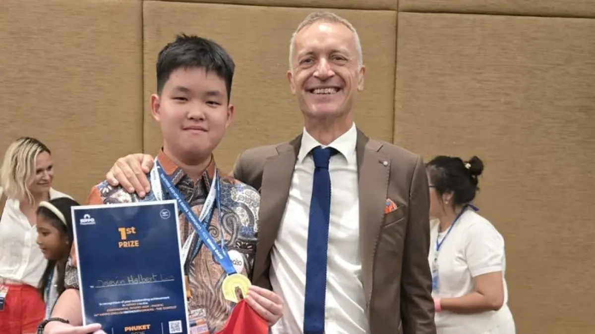 BANGGA: Daevin bersama Daniele  Piacenti (the Visionary founder of the HIPPO English Language Olympiad) saat awarding di Phuket, 4 Juli lalu.