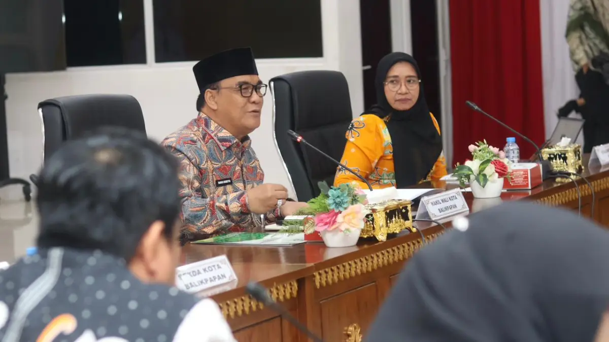 BEBER DATA: Wakil Wali Kota Balikpapan Bagus Susetyo memberikan pemaparan saat Penilaian Tahap II Penghargaan Pembangunan Daerah (PPD) 2026 di Aula Balai Kota, Kamis (9/7). Balikpapan berhasil masuk dalam lima besar nominasi nasional.