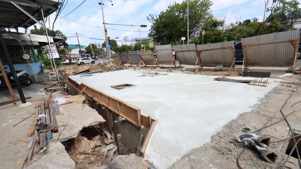DRAINASE: Proyek saluran sekunder Inhutani di Jalan MT Haryono, Balikpapan. Dinas PU Balikpapan mulai menggarap perbaikan drainase sepanjang 500 meter ini dengan anggaran Rp 20 miliar. (ANGGI PRADITHA/KP)