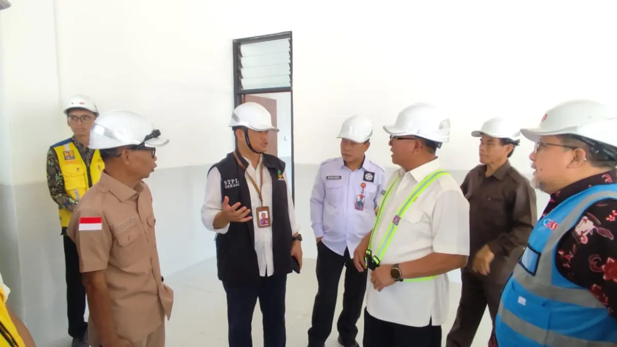 DUKUNGAN: Jaswadi (rompi hitam) berbincang bersama Wakil Walikota Samarinda Saefuddin Zuhri di sela kunjungan lapangan, Rabu (9/7).