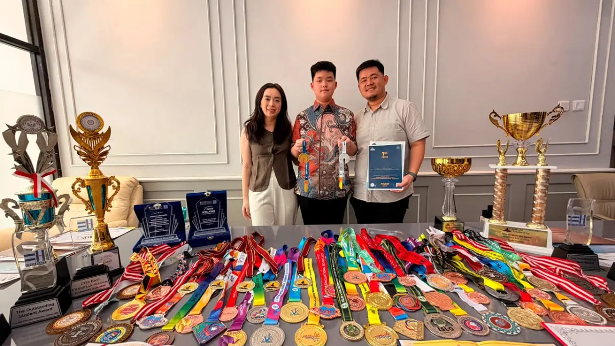 DUKUNGAN PENUH: Daevin Halbert Lius diapit kedua orang tuanya, Welly Lius dan Melinda Tandrin. Pasangan ini menerapkan pola asuh yang berimbang antara memfasilitasi mentor belajar pilihan anak dan menjaga waktu santai di akhir pekan. (IST)