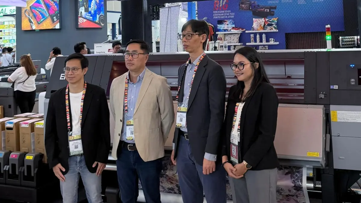 Epson Indonesia memperkenalkan SureColor SC-F20030 pada Surabaya Printing Expo (SPE) 2026 untuk mendukung transformasi industri tekstil digital. (Foto: Istimewa)