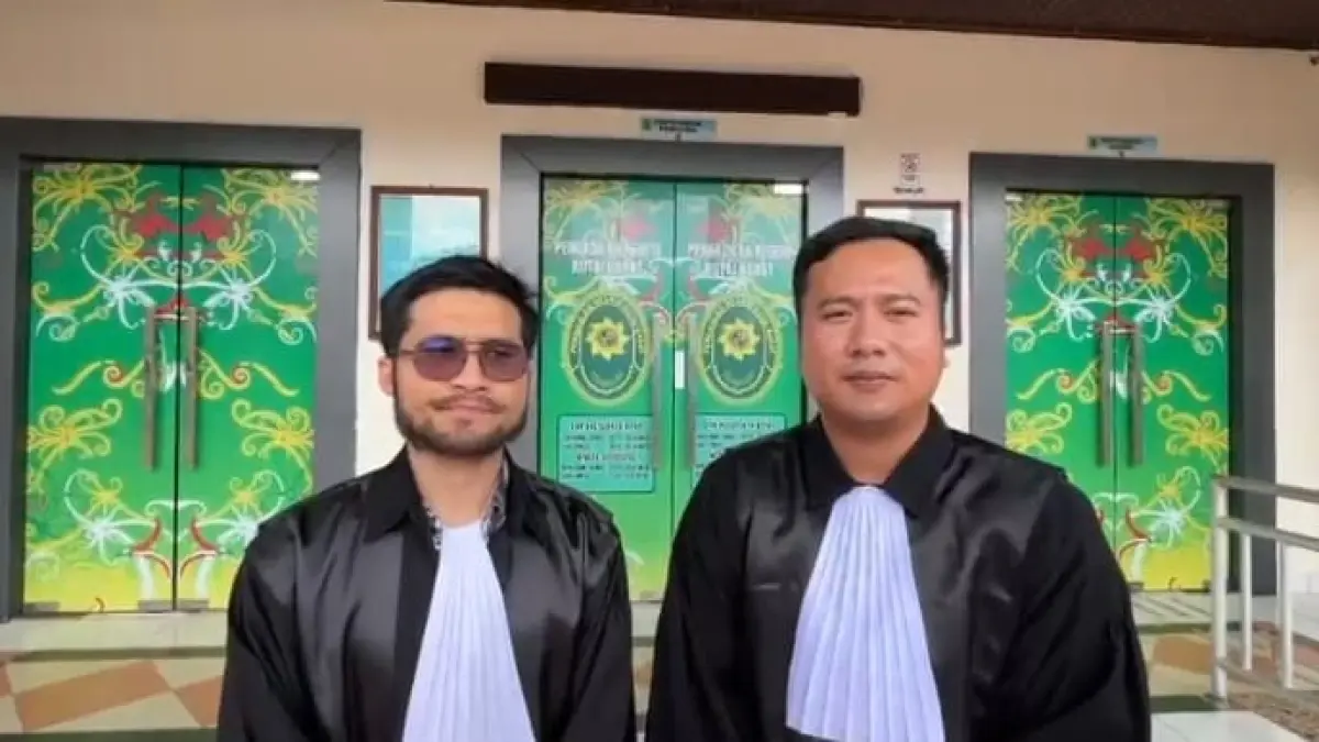 Kuasa hukum terdakwa Jumran, Tobi Rikardo (kanan) dan Valentinus (kiri).