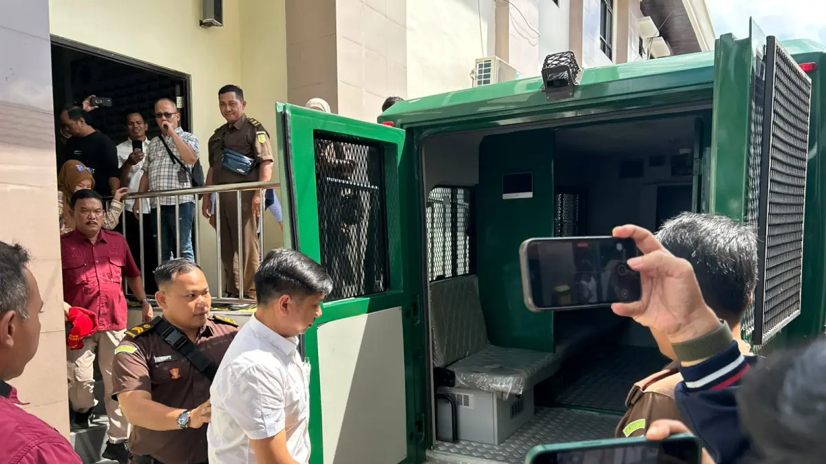 LANGSUNG DITAHAN: Usai divonis 4 tahun penjara, Handy Aliansyah dikawal masuk mobil tahanan untuk langsung ditahan di Rutan Kelas IIA Balikpapan.