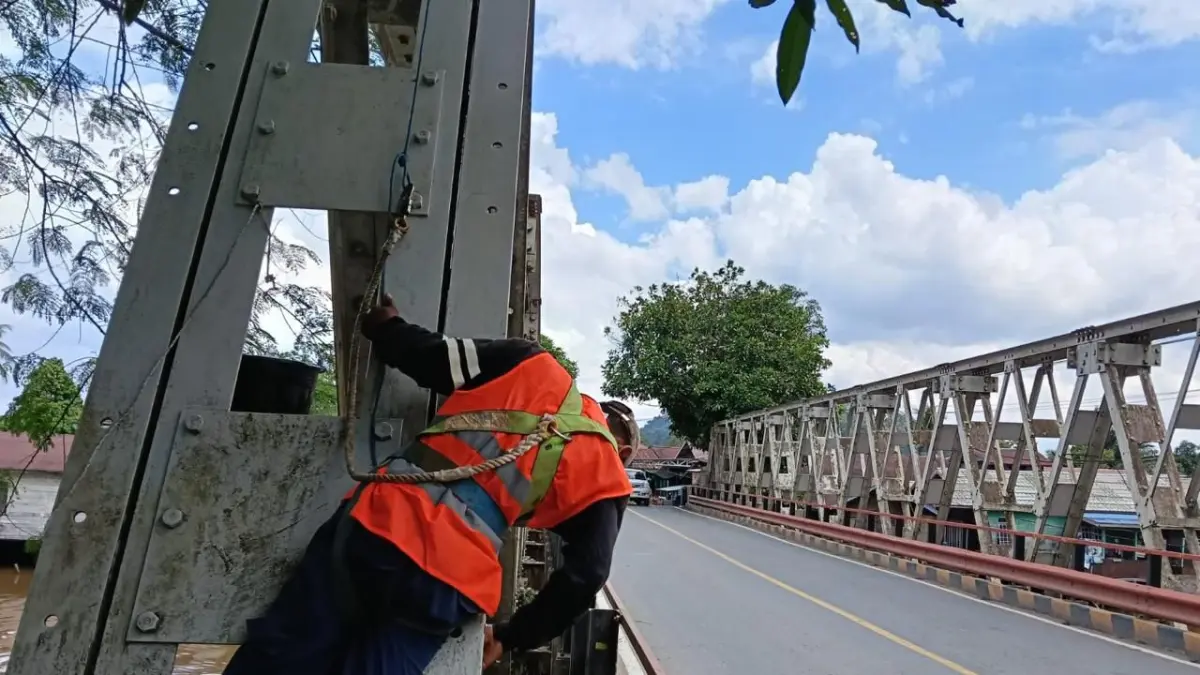 MITIGASI: Proses pembersihan rangka jembatan untuk menjaga kelayakan jembatan. (IST)

&nbsp;

&nbsp;