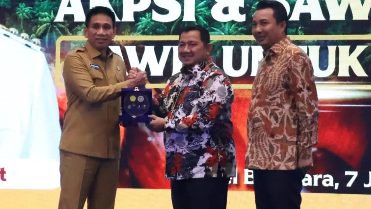 Mudyat Noor (tengah) menyerahkan cendera mata kepada Akhmad Wiyagus dalam Workshop AKPSI dan Sawit Expo 2026 di Jakarta.