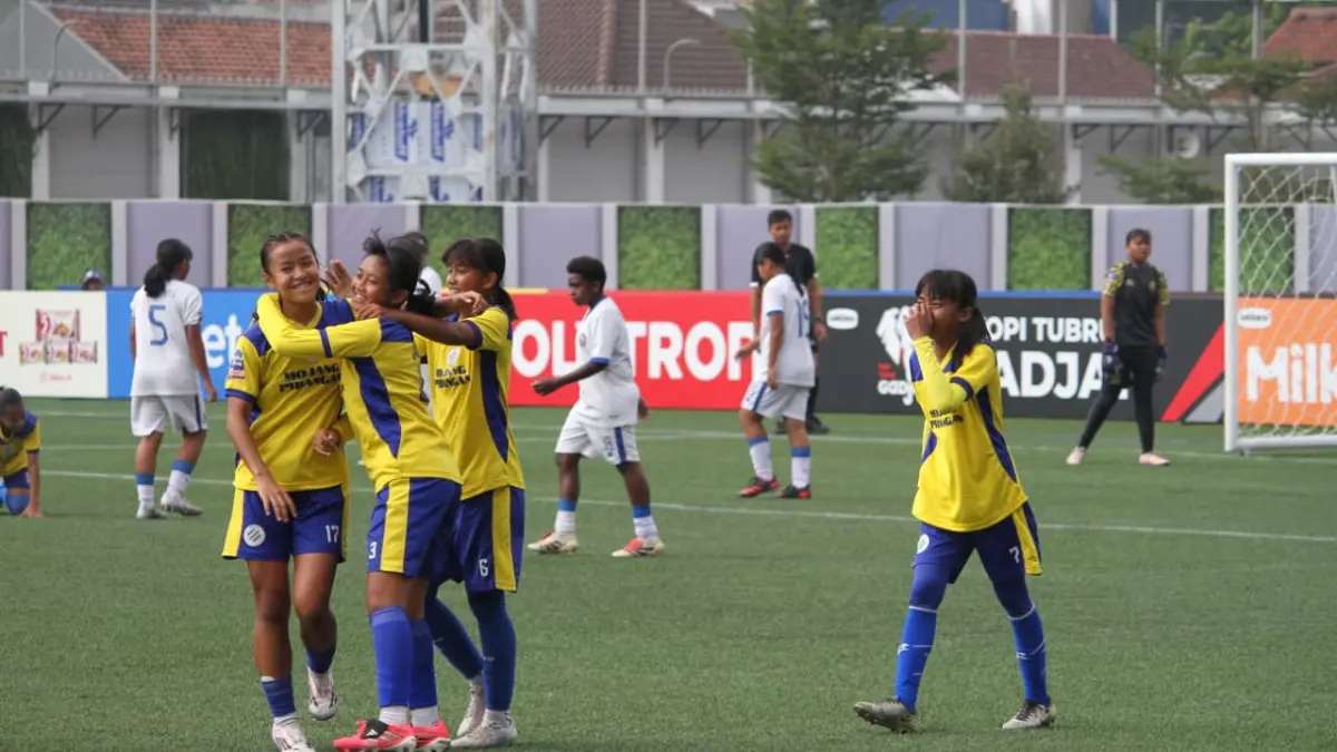 Pemain Mojang Priangan merayakan gol ke gawang Arema FC Women U-15 dalam laga terakhir Grup A Hydroplus Soccer League All-Stars U-15 di Supersoccer Arena, Kudus. (HPSL)