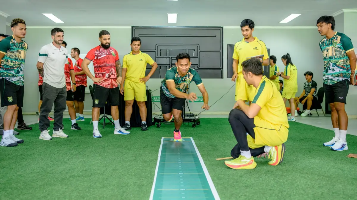 Pemain Persebaya Surabaya menjalani pengukuran kondisi fisik menggunakan teknologi VALD Performance di Stadion Gelora Bung Tomo, Kamis (9/7).