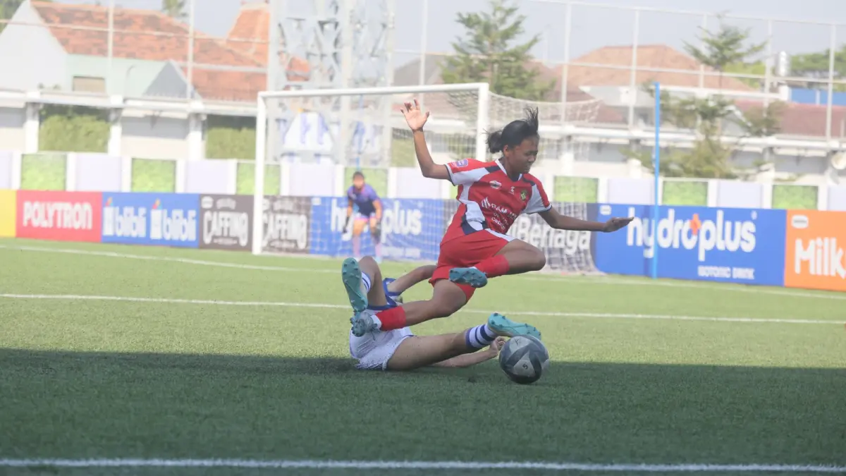 Pemain Putri JP Jakarta berusaha melewati kawalan pemain Tigers FA pada laga terakhir Grup A Hydroplus Soccer League All-Stars U-18 di Supersoccer Arena, Kudus. (GALIH ERLAMBANG/RADAR KUDUS)