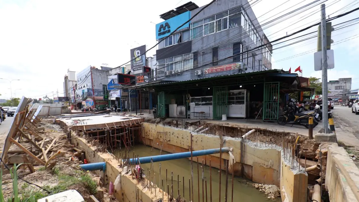 Pemasangan box culvert pabrikasi untuk perbaikan saluran sekunder Inhutani di simpang Jalan MT Haryono-BDS, Balikpapan. (ANGGI PRADITHA/KP)

&nbsp;