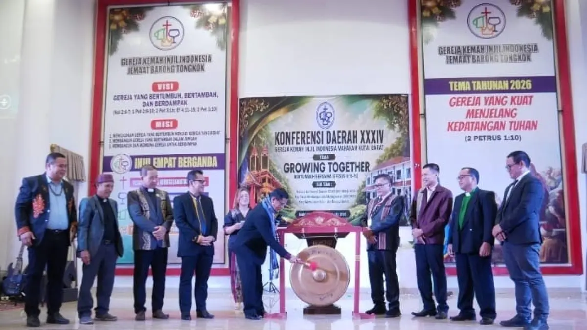 Pemukulan gong oleh Asisten I Setkab Kutai Barat, Nopandel, menandai pembukaan Konferda GKII DMKB XXXIV di Kutai Barat.