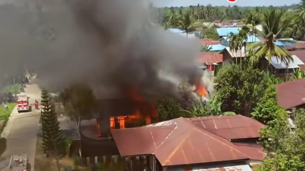 Salah satu rumah di Desa Nehas Liah Bing, Kecamatan Muara Wahau, terbakar, Kamis (9/7). Kerugian ditaksir mencapai Rp300 juta. (Screenshot Video)