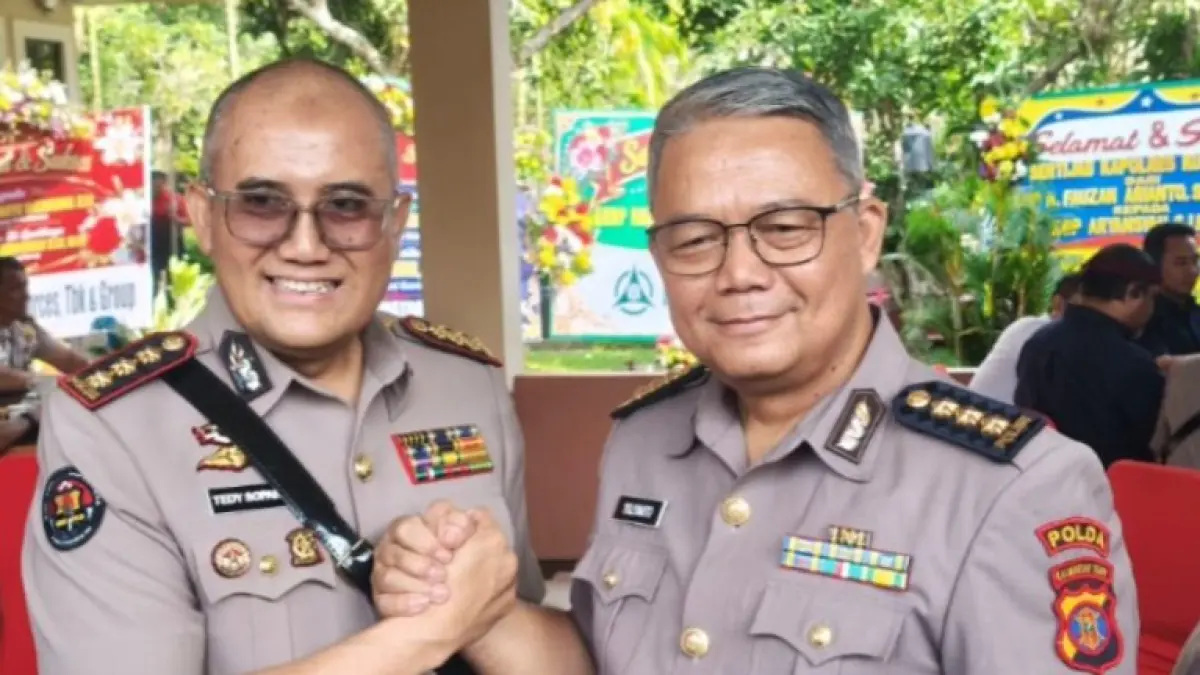 SALAM KOMANDO: Pejabat baru Kabid Humas Polda Kaltim Kombes Pol Tedy Sopandi (kiri) dan Kombes Pol Yuliyanto.