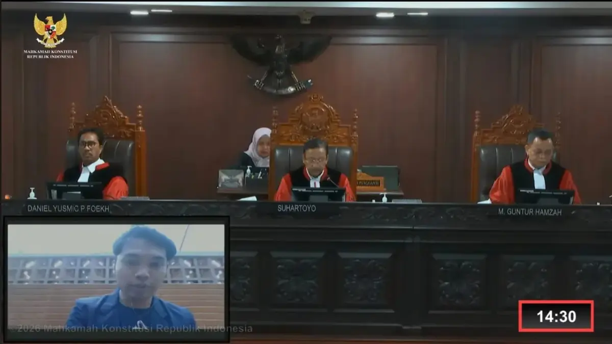 Screenshot persidangan dan mahasiswa yang mengajukan gugatan.(Youtube MK)
