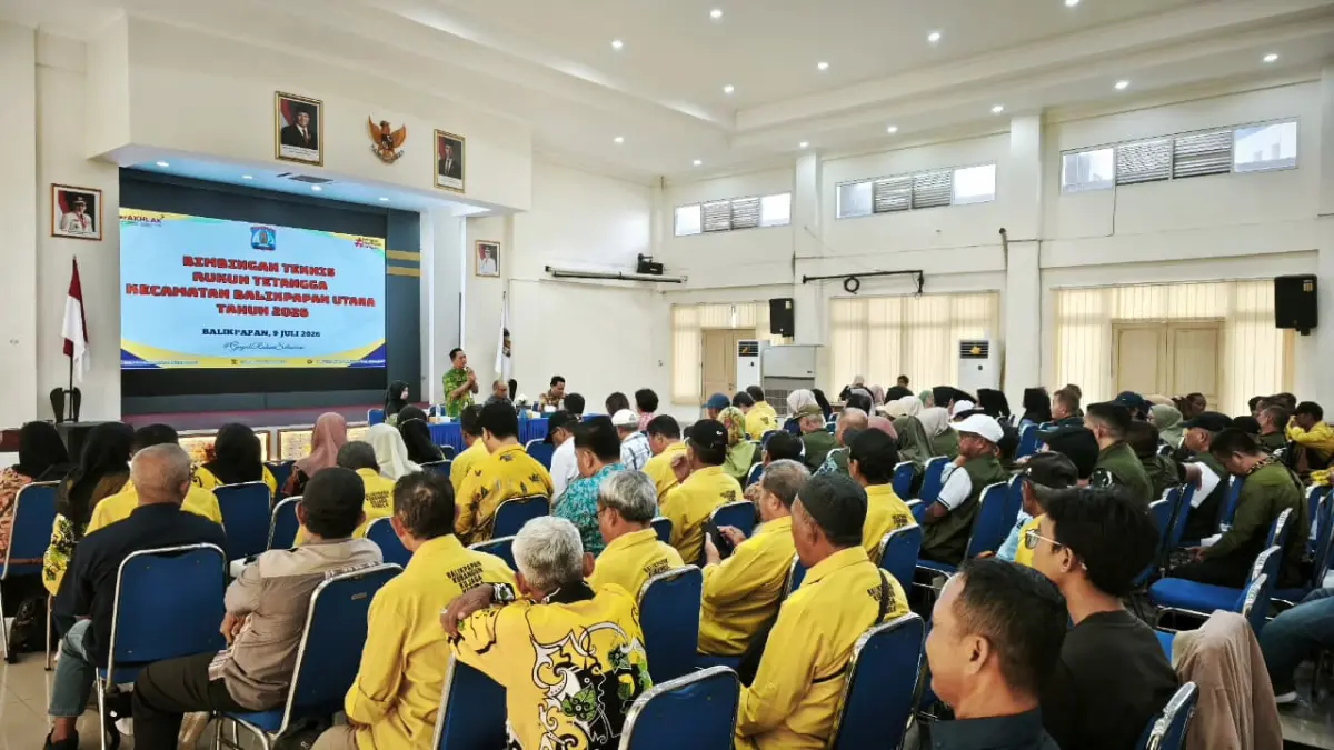 Sekretaris Kecamatan Balikpapan Utara, Slamet Riyadi (berdiri) membuka kegiatan.