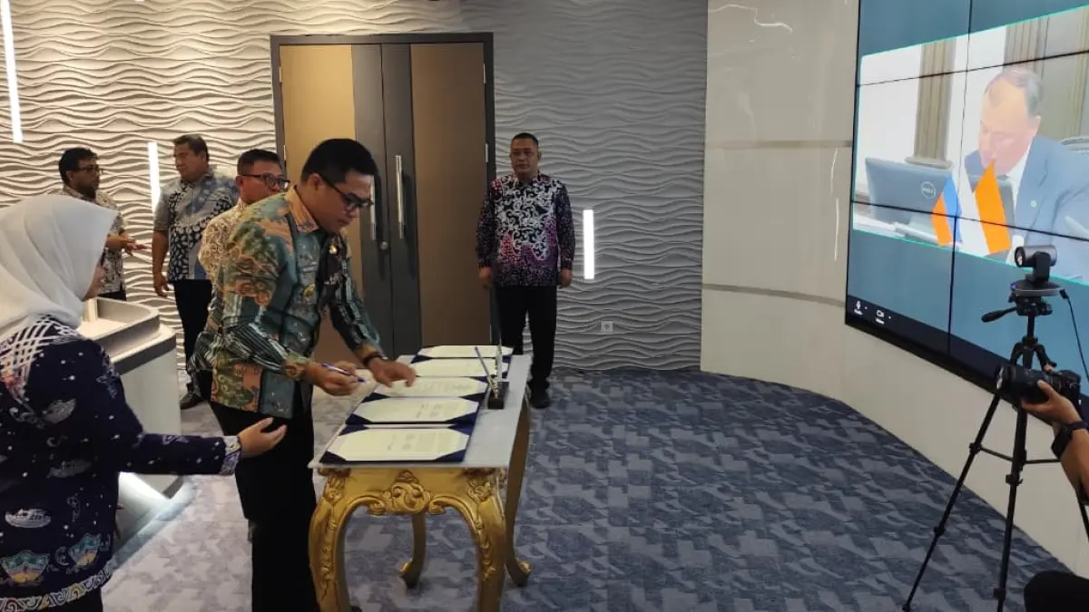 SERIUSI: Andi Harun ketika menandatangani dokumen LOL secara daring bersama walikota Yaketerinburg, di Command Center Diskominfo Samarinda Kamis (9/7).