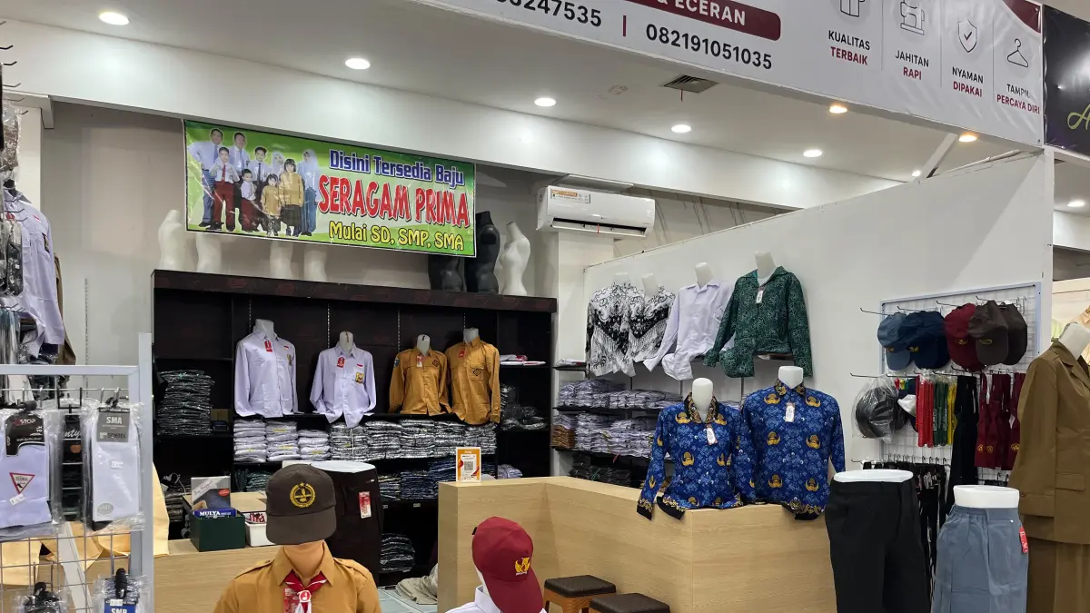 SIAPKAN: Jelang tahun ajaran baru, beberapa distributor atau penjual seragam sekolah mulai kebanjiran pembeli. 