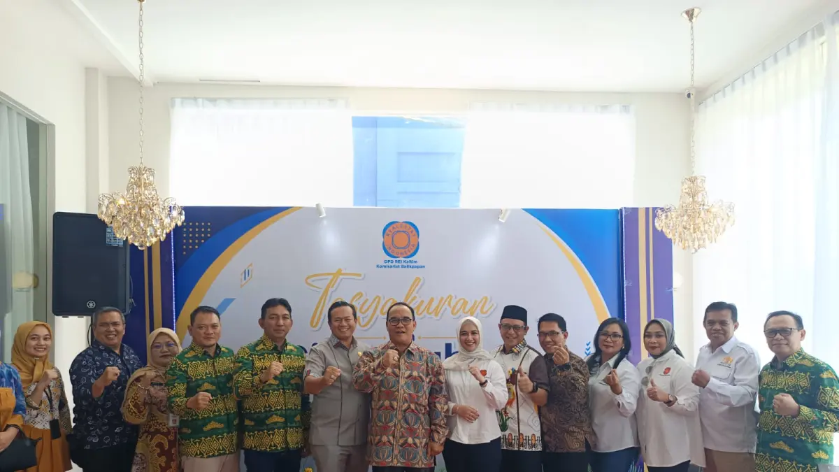 SINERGI PROPERTI: Pengurus baru REI Komisariat Balikpapan Periode 2026-2029 berfoto bersama Wakil Wali Kota Balikpapan, Bagus Susetyo, dan mitra perbankan usai acara silaturahmi di Balikpapan, Kamis (9/7).