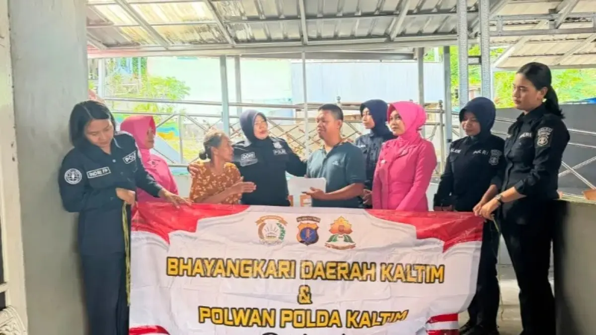 SOSIAL: Polwan Humas Polda Kaltim aksi sosial di Panti Jompo Bhakti Abadi.