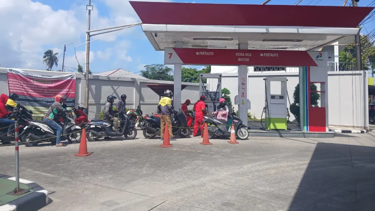 SPBU Stal Kuda, Balikpapan yang terlihat agak lengang di antrean pertalite, Kamis (9/7). (FOTO MUHAMMAD TAUFIK/KP)