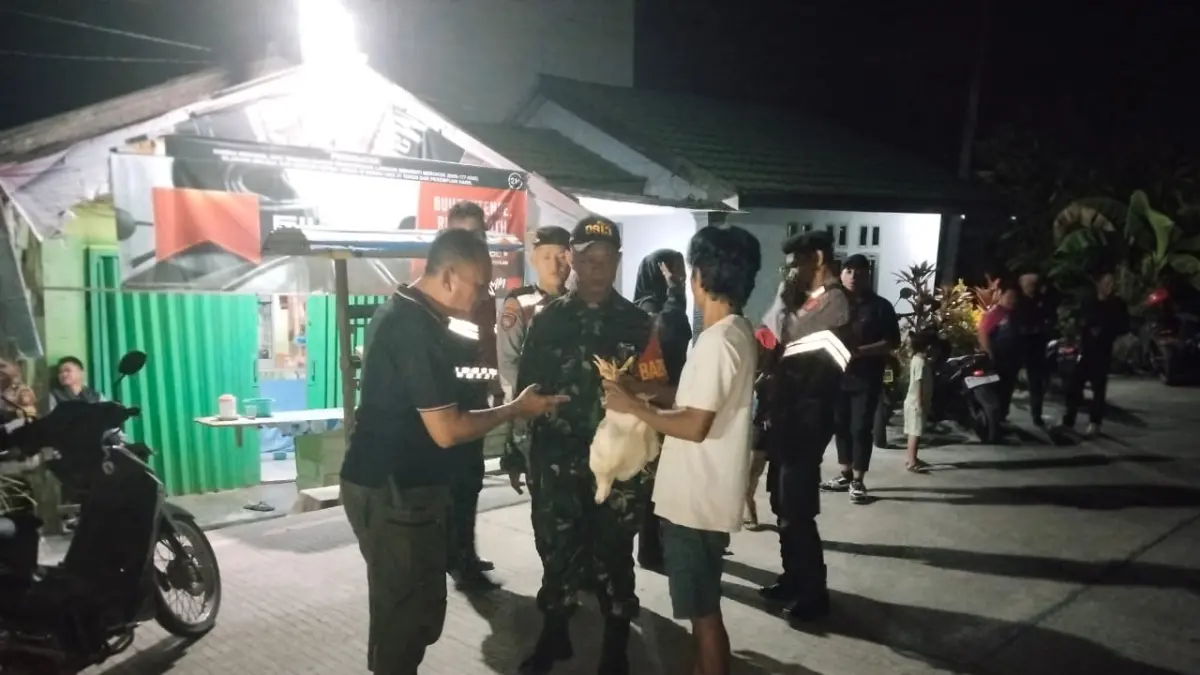 UMPAN BUAYA: Warga mempersiapkan seekor ayam untuk dijadikan umpan buaya di Sungai Kapao, Penajam, PPU, yang meresahkan.(humas polres ppu)
