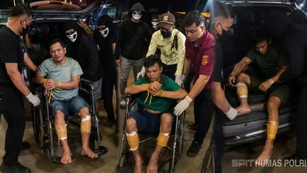 Anggota Satgas NIC Bareskrim Polri saat mengawal pemindahan para tersangka dari lokasi penangkapan di Samarinda. Tiga buronan itu dianggap bertanggung jawab atas gugurnya tiga personel kepolisian di Katingan, Kalteng, beberapa waktu lalu. (Foto: Mabes Polri)