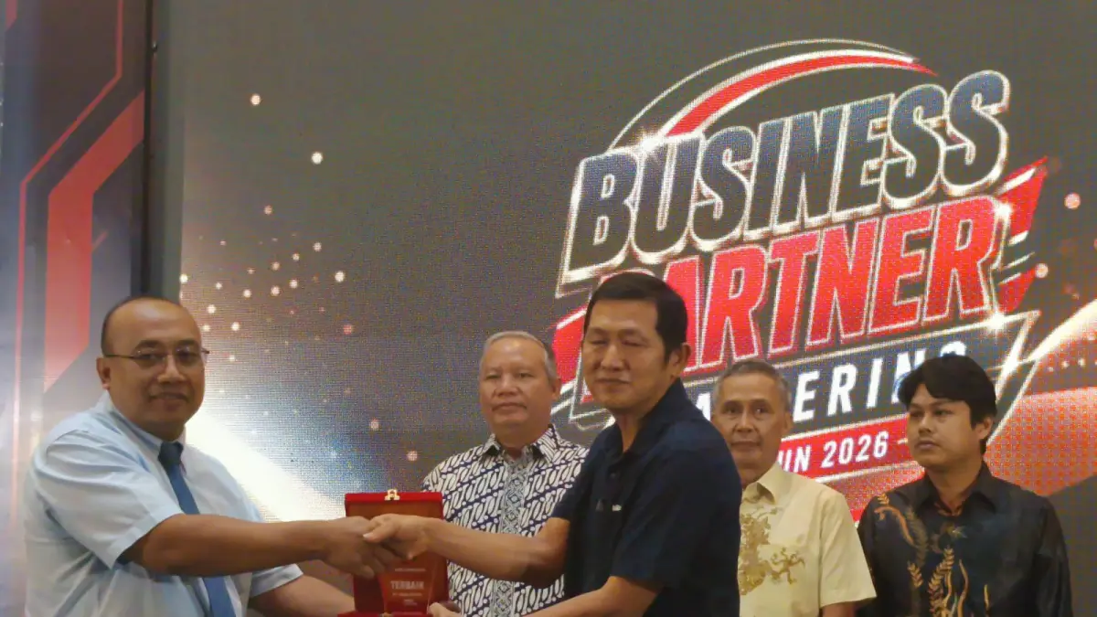 APRESIASI MITRA: Direktur PT Mitra Lindung Sarana, Agung Wahyono (tengah/kanan/kiri), saat menyerahkan penghargaan Best Customer dalam acara Customer Gathering dan Gala Dinner 2026 di Ballroom Hotel Novotel Balikpapan, Kamis (9/7).

&nbsp;