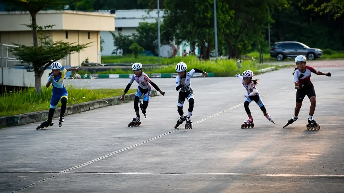 Atlet sepatu roda Nusantara Inline Skate (NIS) Balikpapan menjalani sesi latihan sebagai bagian dari persiapan menghadapi Porprov Kaltim VIII/2026 Paser. (NURON SETYA WIJAYA/KALTIM POST)