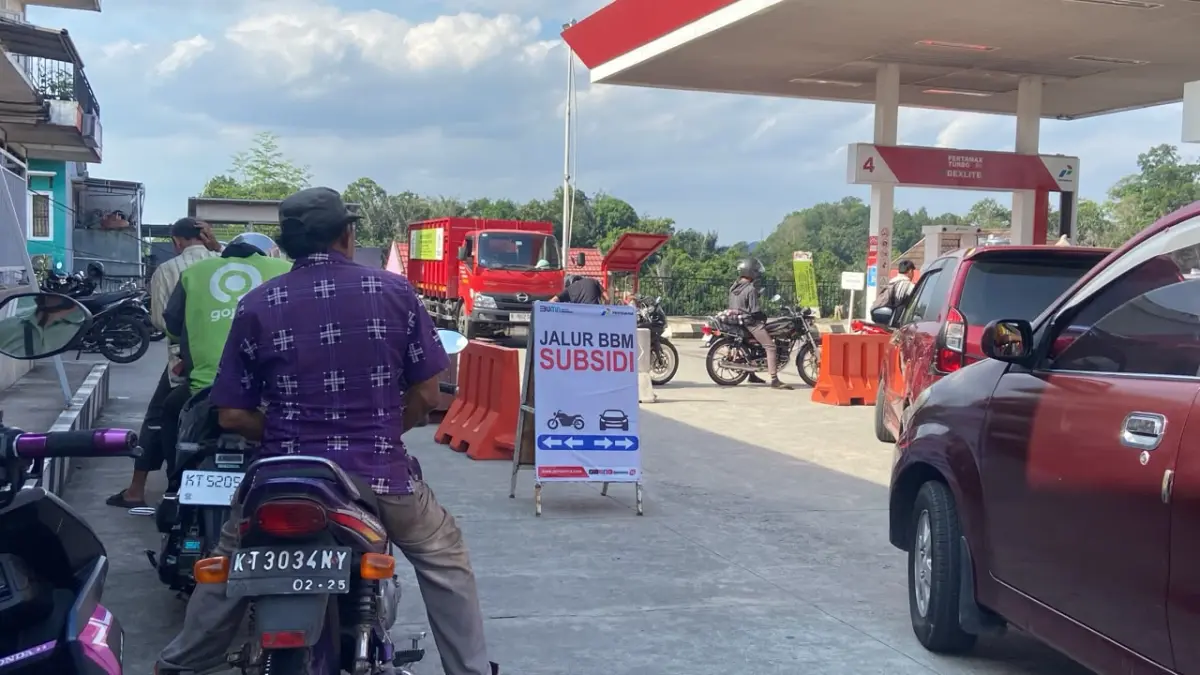 BAHAN BAKAR: Antrean BBM subsidi (Pertalite) yang ada di SPBU Jalan APT Pranoto, Kecamatan Samarinda Seberang, Kota Samarinda, Jumat (10/9).(Foto: AINUR/KP)