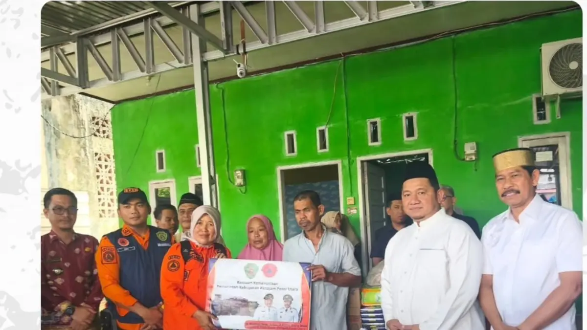 BANTUAN: Kepala BPBD PPU, Nulaila menyerahkan bantuan kepada korban kebakaran disaksikan Bupati PPU, Mudyat Noor (dua kanan) dan Wakil Bupati PPU, Abdul Waris Muin (kanan),(IST)