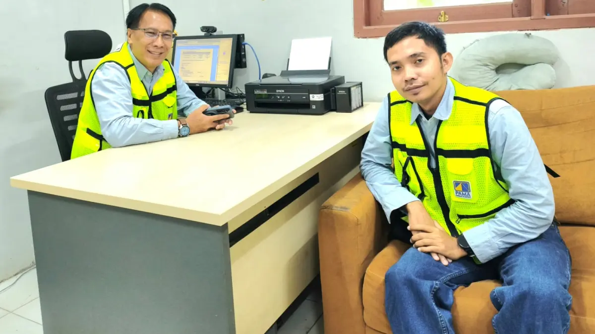 CSR Officer PT Pamapersada Nusantara (PAMA) TCMM, Sabinus (kiri) dan Elyfas. PAMA memastikan pekerja lokal Kutai Barat tetap dipertahankan di tengah kebijakan efisiensi sektor pertambangan.
