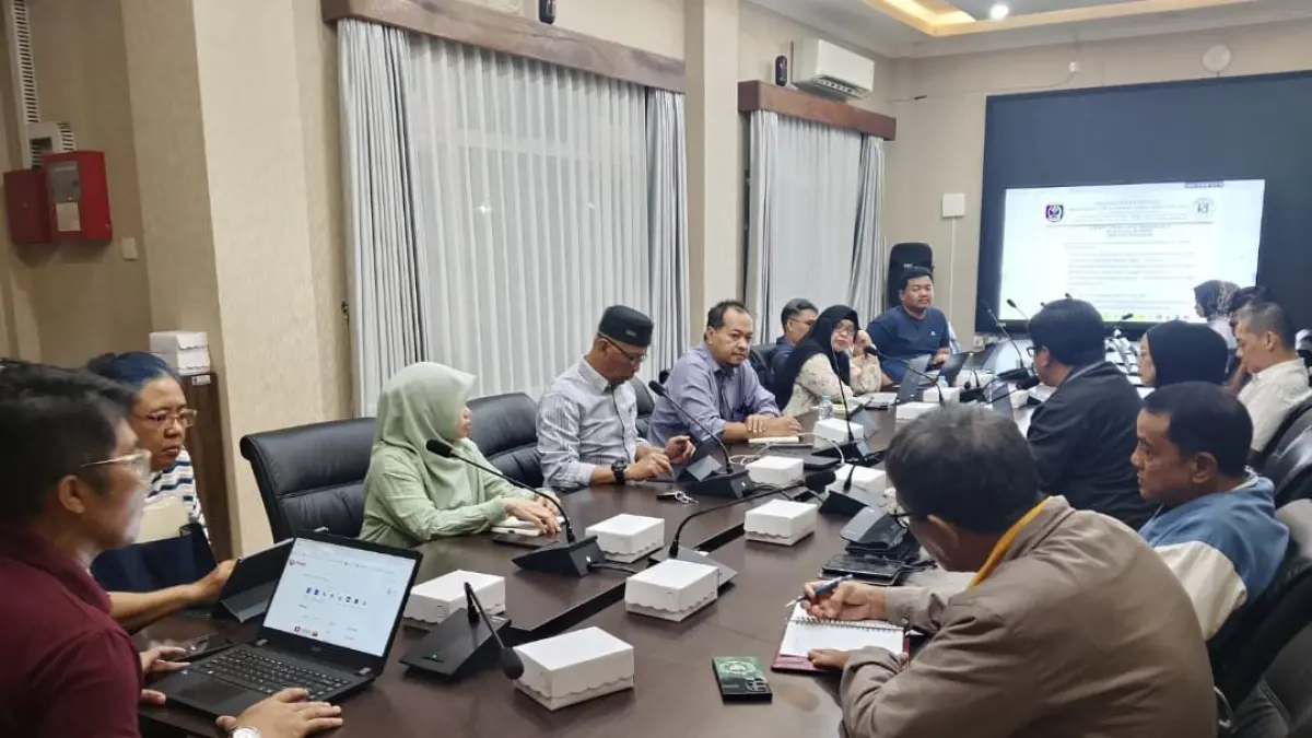 DUDUK BERSAMA: Pejabat Pemkot Bontang bersama Perumda AUJ melakukan pembuktian dokumen terkait KMP Bontang Express II. FOTO: ADIEL KUNDHARA/KP