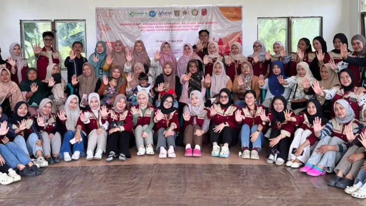 EDUKASI: Tim dosen dan staf Jurusan Keperawatan bersama mahasiswa dan peserta usai kegiatan edukasi warga terkait keluarga berencana dan pemenuhan gizi balita. (AKBAR/KP)

&nbsp;