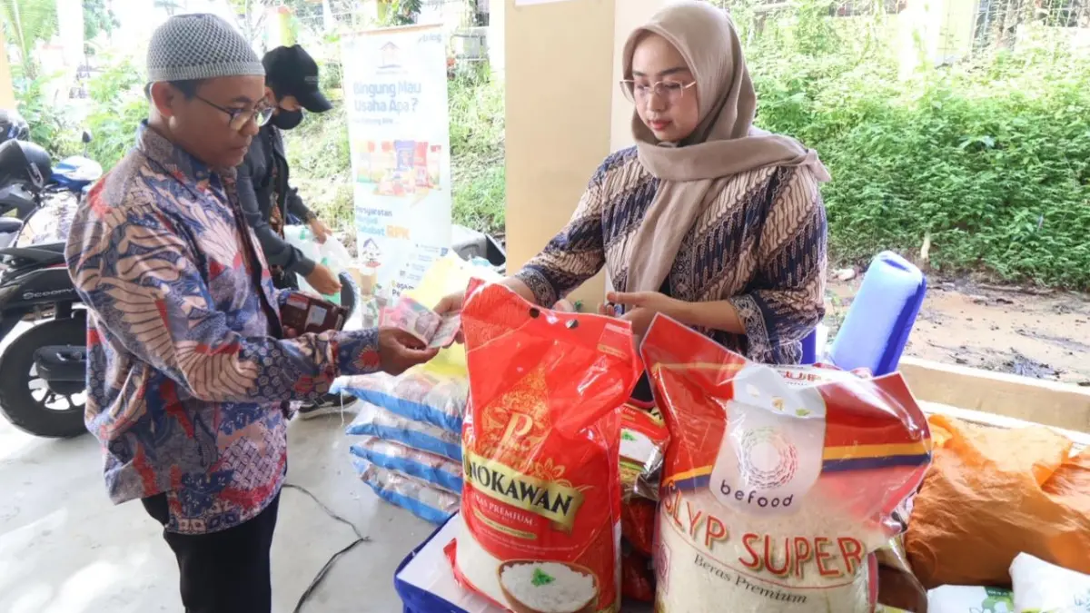 LONJAKAN: Disdag Balikpapan melaporkan harga beras premium dan medium di wilayah Kota Minyak mengalami kenaikan hingga 12 persen akibat lonjakan harga gabah dan ongkos angkutan BBM. (ANGGI PRADITHA/KP)