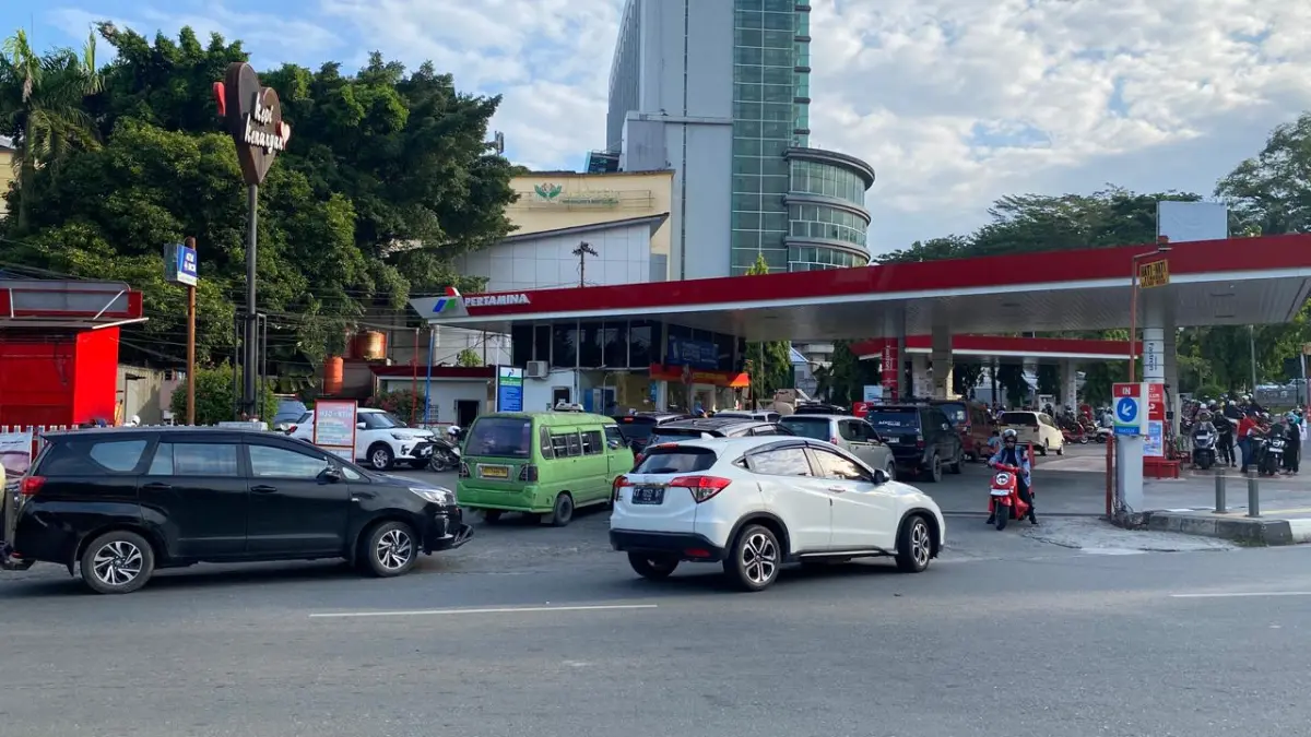 MENGULAR: Penyesuaian harga BBM menimbulkan kebiasaan baru khususnya antrean BBM pertalite dan biosolar yang makin panjang di sejumlah SPBU.