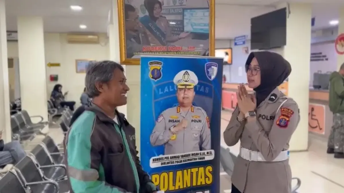 PELAYANAN: Personel dialog bersama masyarakat pengguna layanan Samsat untuk memperoleh masukan serta tanggapan terkait proses pembayaran Pajak Kendaraan Bermotor (PKB).