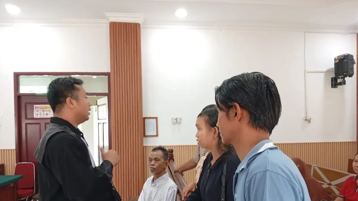 Penasihat hukum terdakwa, Tobi Rikardo (kiri) sesaat setelah sidang pembacaan putusan di PN Kutai Barat. (K.SUNARDI/KP)
