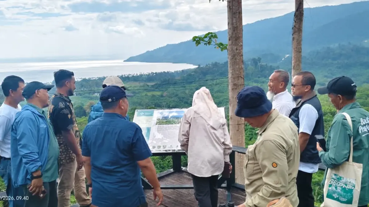 PENINJAUAN: Tim penilai Geopark Nasional meninjau salah satu geosite di kawasan Sangkulirang-Mangkalihat, Berau, dalam rangka verifikasi usulan penetapan sebagai Geopark Nasional. (IZZA/BP)
