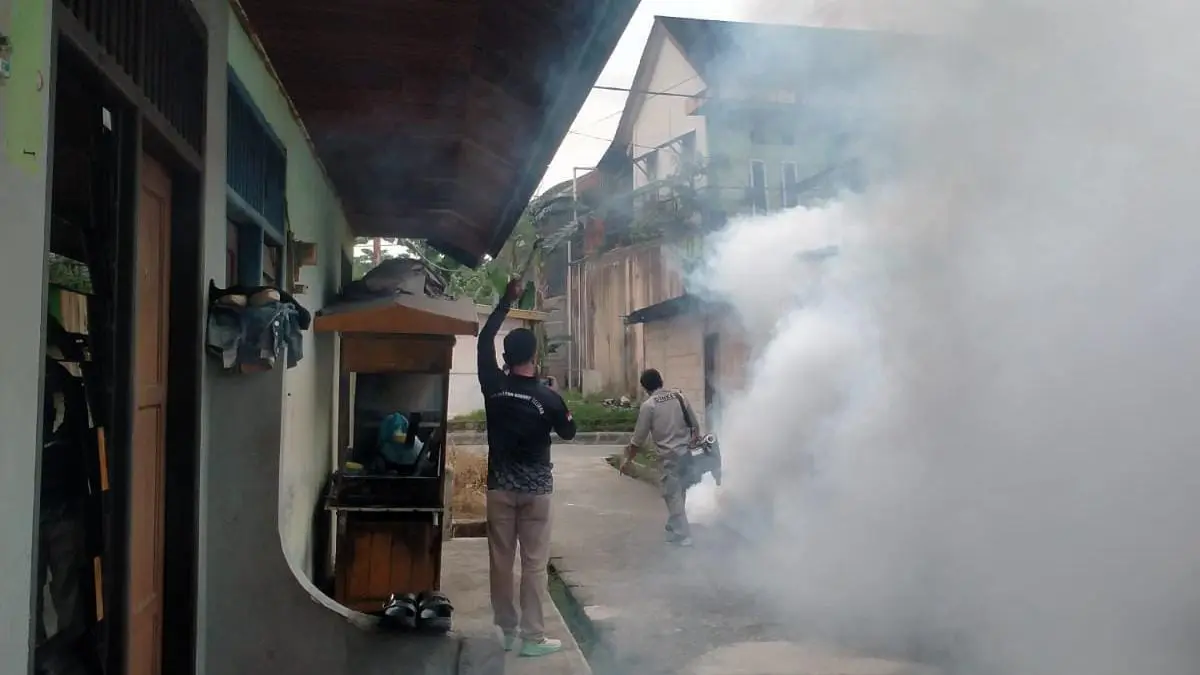 Petugas melakukan fogging fokus di wilayah yang ditemukan kasus positif DBD guna menekan penyebaran nyamuk penular penyakit. (ADIEL KUNDHARA/KALTIM POST)