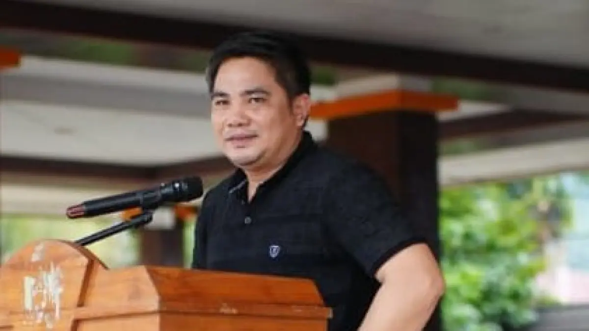 PIMPIN HARKOPNAS: Wakil Bupati Mahakam Ulu Suhuk saat memberikan sambutan pada Peringatan Hari Koperasi Nasional (Harkopnas) ke-79 di Lapangan Cor, Ujoh Bilang.
