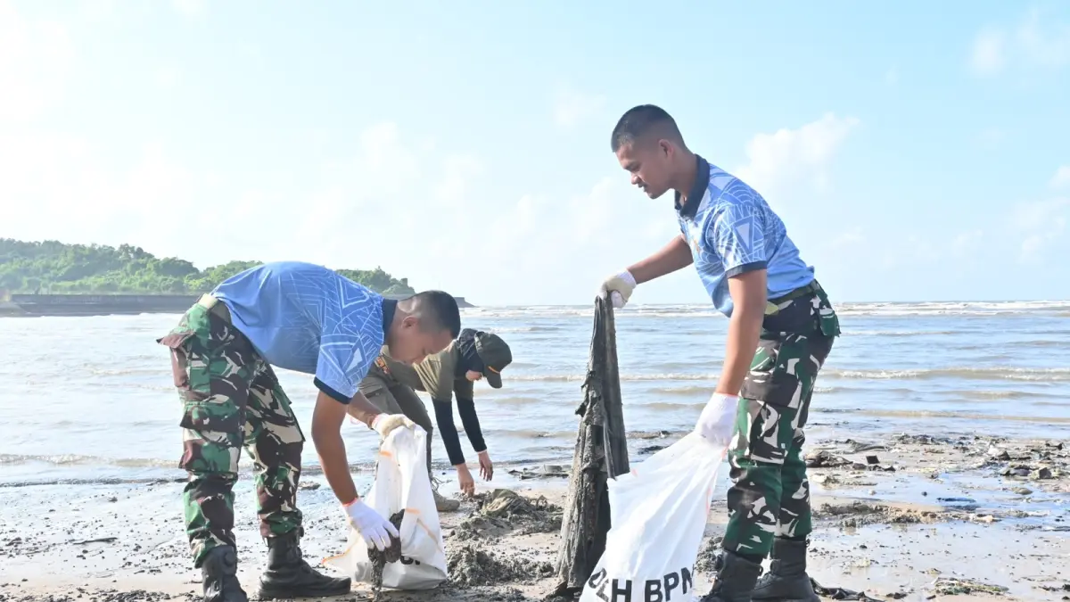 Prajurit dari Lanud Dhomber Balikpapan membersihkan sampah yang ada di pantai. (Foto: Ist)